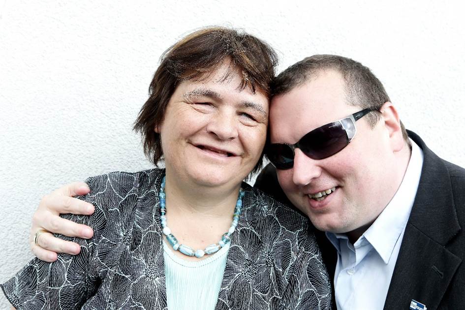 Das Bild zeigt Elfi und Dietmar. Sie lcheln und haben ihre Kpfe aneinander gelehnt.