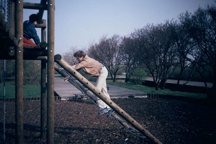 Dietmar mit seinem Bruder Michi am Spielplatz