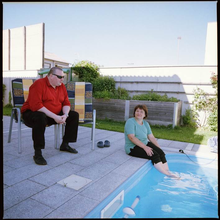 Elfie und Dietmar bei ihrem Pool